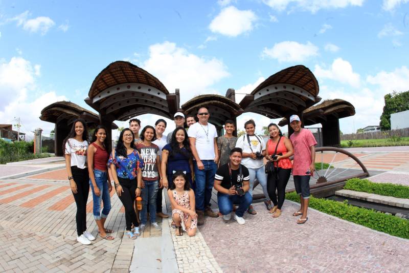 Observar seu entorno e aprimorar o próprio olhar. Este é o princípio da oficina de fotografia ministrada pelo fotojornalista Sidney Oliveira, que desde a última segunda-feira, 5, está no Centro Comunitário da Comunidade Pantanal, no bairro do Curió-Utinga, onde 17 jovens participam do Projeto Biizu, que abriu assim suas atividades de 2018.
FOTO: RODOLFO OLIVEIRA / AG. PARÁ
07.03.2018
BELÉM - PARÁ <div class='credito_fotos'>Foto: Rodolfo Oliveira/Ag. Pará | <a href='/midias/2018/originais/b6b2227a-66a4-4e23-9bc9-53031b23c518.jpg' download><i class='fa-solid fa-download'></i> Download</a></div>