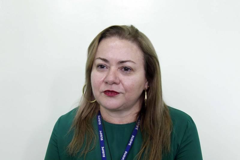 As obras da nova Unidade Básica de Saúde (UBS) do Complexo Penitenciário de Santa Izabel que irá atender mais de 4,5 mil presos foram concluídas. Nesta sexta-feira (30), o superintendente do Sistema Penitenciário do Estado (Susipe), Coronel Rosinaldo da Silva Conceição e a equipe da Diretoria de Assistência Biopsicossocial da Susipe realizaram a vistoria técnica na obra. A execução do projeto para a reforma da UBS só foi possível, através de uma parceria da Susipe com o Ministério da Saúde, por meio do governo Federal, juntamente com o governo do Estado do Pará. Os recursos investidos foram na ordem de R$ 278.817,09. A nova UBS ofertará os serviços de clínica médica, com três consultórios para atendimento, odontologia, que contará com dois consultórios, sala de enfermagem, sala para procedimentos de saúde como curativos, vacinação, exames e inalações, além de um laboratório para (TB) e sala de Raio-x. A expectativa é que a unidade faça um atendimento médio de 60 presos por dia e de cerca de 1.500 por mês. Na foto, a diretora de Assistência Biopsicossocial da Susipe, Ivone Santana.
FOTO: AKIRA ONUMA / ASCOM SUSIPE
DATA: 30.05.2018
SANTA IZABEL - PARÁ <div class='credito_fotos'>Foto: Akira Onuma / Ascom Susipe | <a href='/midias/2018/originais/b6c7a200-049f-426a-b4e6-c93119c6517a.jpg' download><i class='fa-solid fa-download'></i> Download</a></div>