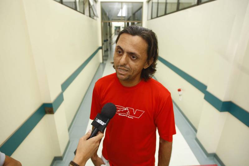 O Hospital Regional do Baixo Amazonas, em Santarém, vai se tornar o maior centro integrado de nefrologia do Norte do Brasil. Com a expansão do serviço de hemodiálise, autorizada pelo governador Simão Jatene neste sábado (10), a unidade, que já é referência nesse atendimento em todo o oeste do Pará, vai praticamente triplicar o número de máquinas e zerar a fila de pacientes na região. O investimento chega a R$ 10 milhões, em obras e equipamentos, e segue a política do governo do Estado de descentralizar a assistência de média e alta complexidade para o interior. “Vamos passar dos 200 pacientes que hoje atendemos mensalmente para 420, dobrando a capacidade de atendimento especializado. Serão cerca de 2,5 mil sessões a mais de hemodiálise por mês. Além disso, começaremos a fazer captação de rins de doadores falecidos, um novo serviço que se acopla aos transplantes que já fazemos no hospital. A ampliação, portanto, é a solução definitiva para o atendimento dessa demanda”, explicou o diretor geral do Hospital Regional de Santarém, Hebert Moreschi. Esta semana, informou, a unidade fez o 16º transplante de rim. Ao chegar ao hospital para assinar a ordem de serviço que autoriza o início das obras, Jatene viu o projeto de expansão e visitou o centro de hemodiálise, onde conheceu mais sobre o serviço e conversou com pacientes. “O ideal, é claro, seria que pudéssemos evitar, ainda na atenção básica, que pacientes diabéticos, por exemplo, se tornassem renais crônicos, mas como isso ainda não ocorre, existe esse serviço aqui para amenizar o sofrimento de quem precisa de uma máquina de hemodiálise para sobreviver”, afirmou o governador. Na foto, o pedreiro Francisco Elisson Silva, 33 anos.
FOTO: THIAGO GOMES / AG PARÁ
10.03.2018
SANTARÉM - PARÁ <div class='credito_fotos'>Foto: Thiago Gomes /Ag. Pará | <a href='/midias/2018/originais/b6d4f57a-e9f6-48cd-a26f-d038a34b7056.jpg' download><i class='fa-solid fa-download'></i> Download</a></div>