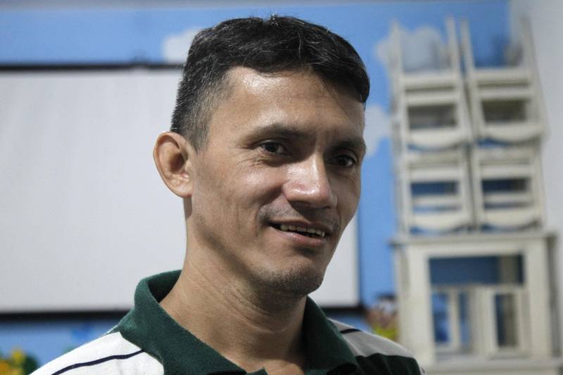 Proporcionar o estreitamento dos laços familiares entre os detentos e os filhos. Esse é o principal objetivo de uma brinquedoteca dentro de uma unidade prisional. No Centro de Recuperação do Coqueiro (CRC), a brinquedoteca foi especialmente decorada e preparada para receber os filhos de detentos pela equipe de profissionais do setor social da unidade. Há cadeiras, brinquedos e livros tornando o ambiente carcerário menos traumático para as crianças. Nesta sexta-feira (16), as irmãs gêmeas Suanne e Suellen, de 10 anos, foram visitar o pai, o detento José Ribeiro Araújo, preso há três anos (foto).
FOTO: AKIRA ONUMA / ASCOM SUSIPE
DATA: 16.02.2018
BELÉM - PARÁ <div class='credito_fotos'>Foto: Akira Onuma / Ascom Susipe | <a href='/midias/2018/originais/b6d815ec-9a52-4a09-9e6a-b3f49db8898c.jpg' download><i class='fa-solid fa-download'></i> Download</a></div>
