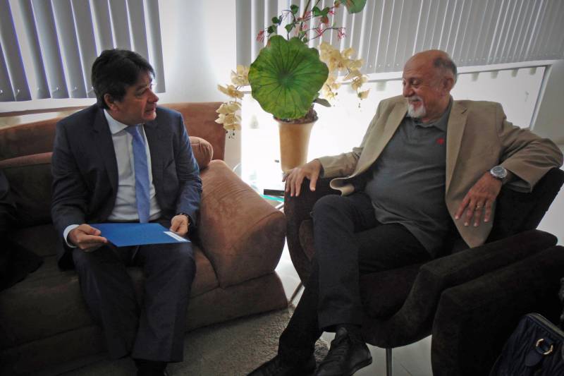O governador Simão Jatene (foto) vai receber, no dia 2 de abril, a Medalha Alacid Nunes, na ordem de comendador. O mérito será entregue pelos conselheiros do Tribunal de Contas dos Municípios na festa que comemora os 35 anos do TCM/PA. Nesta quarta-feira, 14, o presidente do TCM, Daniel Lavareda, entregou ao governador o convite para a solenidade, ao mesmo tempo em que anunciou a escolha do nome de Simão Jatene para receber a premiação. “O governador Simão Jatene, durante todo o tempo em que esteve à frente do Governo do Estado, contribuiu de maneira decisiva para o crescimento do Tribunal e isso mais do que justifica a entrega dessa comenda”, disse Daniel Lavareda.
FOTO: ANTÔNIO SILVA / AG. PARÁ
DATA: 14.03.2018
BELÉM - PARÁ <div class='credito_fotos'>Foto: Antônio Silva/Ag. Pará | <a href='/midias/2018/originais/b6d86e27-0447-4bb2-8b21-7207ece9d804.jpg' download><i class='fa-solid fa-download'></i> Download</a></div>