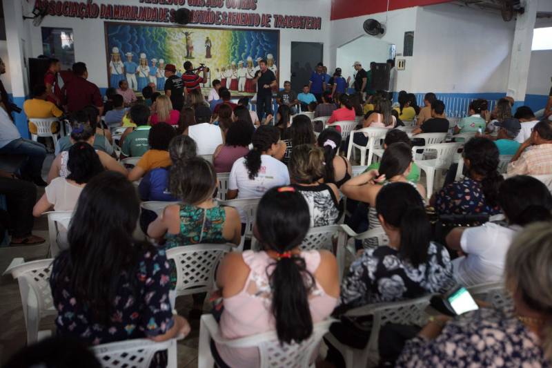 Em Tracuateua, o evento ocorreu no Salão da Marujada. O prefeito Tamariz Cavalcante comentou o trabalho da prefeitura realizado na área de saúde, e que os 4 km de asfaltamento irão contribuir com outra reivindicação dos moradores do município. Na foto, o líder do Governo na Assembleia Legislativa do Pará (Alepa), Eliel Faustino.
FOTO: SIDNEY OLIVEIRA / AG. PARÁ
DATA: 14.06.2018
TRACUATEUA - PARÁ <div class='credito_fotos'>Foto: Sidney Oliveira/Ag. Pará | <a href='/midias/2018/originais/b6e39808-955a-44f7-92ad-b51fac688090.jpg' download><i class='fa-solid fa-download'></i> Download</a></div>