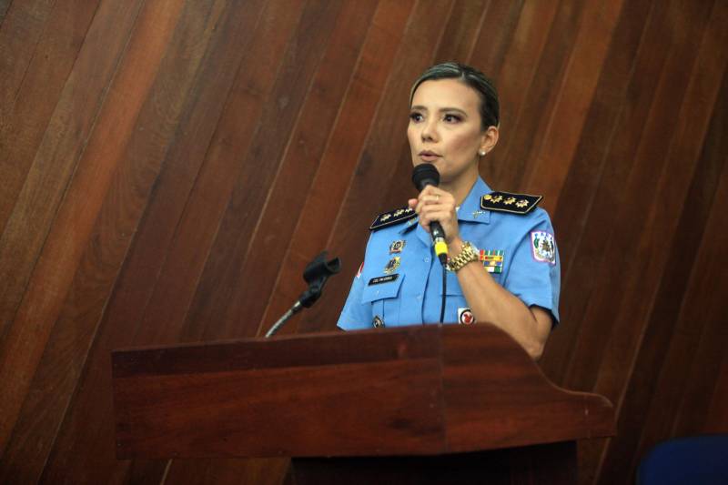Cerca de 350 policiais femininas iniciaram, na manhã desta sexta-feira (23), no auditório da Universidade da Amazônia, o I Encontro de Mulheres Policiais. O evento faz parte das comemorações pelos 200 anos da Polícia Militar do Pará, celebrado em 2018. A proposta do encontro é proporcionar trocas de experiências profissionais e pessoais entre o efetivo feminino da Polícia Militar do Pará, levantando discussões de temas relacionados às questões do gênero. A ideia do encontro surgiu depois que a PMPA abriu um espaço no site da corporação, para que os internautas enviassem sugestões de eventos que pudessem marcar os 200 anos da instituição no Estado. Na foto, a coronel Érika Pereira.
FOTO: THIAGO GOMES / AG. PARÁ
DATA: 23.03.2018
BELÉM - PARÁ <div class='credito_fotos'>Foto: Thiago Gomes /Ag. Pará | <a href='/midias/2018/originais/b6e45779-9c3c-43bb-a728-67ef8fc451f7.jpg' download><i class='fa-solid fa-download'></i> Download</a></div>