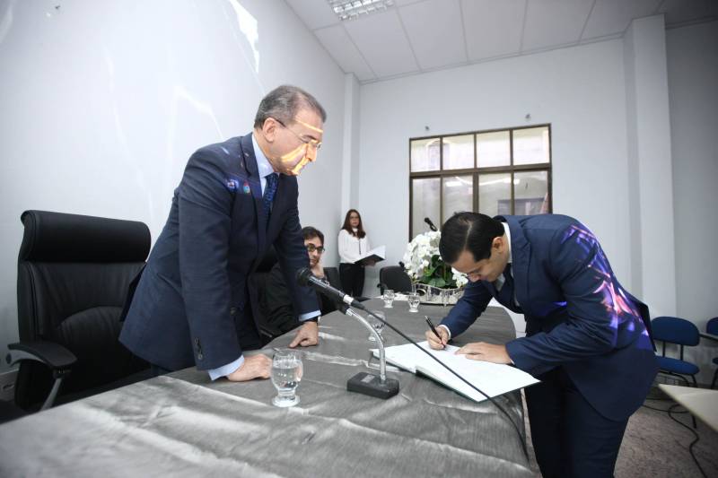 O procurador-geral do Estado, Ophir Cavalcante Junior, deu posse, na tarde da última segunda-feira (26), a seis novos procuradores do Estado, aprovados no 20º concurso público da Procuradoria Geral do Estado (PGE). O evento ocorreu no auditório do prédio-sede da instituição, em Batista Campos, Belém. Foram empossados Idemar Cordeiro Peracchi, Edson dos Santos Matoso, Ducival Carvalho Pereira Júnior, Giulliane Pinheiro Corrêa de Lima, Jobson de Oliveira Pereira e Arthur Marcel Batista Gomes. A cerimônia teve a presença do procurador-geral adjunto, Henrique Nobre Reis, do corregedor-geral da PGE, Paulo de Tarso Dias Klautau Filho, do presidente da Associação dos Procuradores do Estado, Ary Lima Cavalcanti, e de diversos procuradores do Estado, familiares e amigos dos empossados.
FOTO: THIAGO GOMES / AG. PARÁ
DATA: 27.03.2018
BELÉM - PARÁ <div class='credito_fotos'>Foto: Thiago Gomes /Ag. Pará | <a href='/midias/2018/originais/b6e5da7e-8224-4911-bb4b-438fa635c4f7.jpg' download><i class='fa-solid fa-download'></i> Download</a></div>