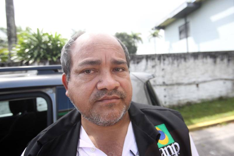 Fiscais da Proteção e Defesa do Consumidor (Procon) da Secretaria de Estado de Justiça e Direitos Humanos ( Sejudh) continuam nas ruas averiguando a comercialização nos postos de combustíveis da Região Metropolitana de Belém. Na manhã desta terça-feira (5), a atuação do Procon contou com o auxílio de dois fiscais da Agência Nacional do Petróleo, Gás Natural e Biocombustíveis (ANP) “ O objetivo dessa nossa fiscalização é verificar se o desconto de R$ 0,46 no preço do litro do diesel, determinado pelo Governo Federal, está sendo repassado em sua totalidade pelos postos revendedores de combustíveis”, disse o fiscal da ANP, Leônidas Vilhena (foto).

FOTO: MARCELO LELIS / AG. PARÁ
DATA: 05.06.2018
BELÉM - PARÁ <div class='credito_fotos'>Foto: Marcelo Lelis / Ag. Pará   |   <a href='/midias/2018/originais/b6edf22d-a31f-4a12-96e0-78cdb56a3a05.jpg' download><i class='fa-solid fa-download'></i> Download</a></div>