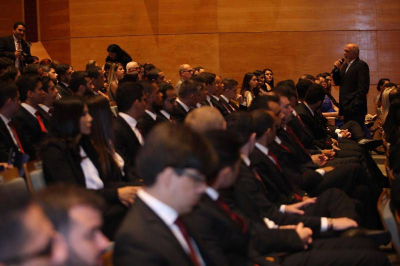 Para o governador Simão Jatene (foto), todos os nomeados podem se considerar – a partir do momento em que optaram por um concurso público no Pará – paraenses, “pois vão ajudar a construir o estado”. “Vocês terão a grata oportunidade de conhecer o estado pelo seu interior, o que é extremamente enriquecedor”, disse o governador. “Mas, preparem-se, pois terão poucos aplausos nos acertos e muitas e severas críticas ao menor erro”. Sobre o concurso e a posse dos novos delegados, Jatene disse que “mais um desafio foi vencido, que é o de ter um delegado para cada município”. “É mais um passo no sentido de combater a violência e melhorar os índices da segurança pública, o que nós fazemos mesmo com a crise que ainda assola o país”, disse o governador. “Enquanto existir essa vontade coletiva, unindo governo e sociedade, vamos vencer mais desafios, em todas as áreas”, concluiu Simão Jatene.
FOTO: SYDNEY OLIVEIRA / AG. PARÁ
DATA: 26.02.2018
BELÉM - PARÁ <div class='credito_fotos'>Foto: Sidney Oliveira/Ag. Pará | <a href='/midias/2018/originais/b6ee22cf-f049-4ab3-8fbf-456734dc5454.jpg' download><i class='fa-solid fa-download'></i> Download</a></div>