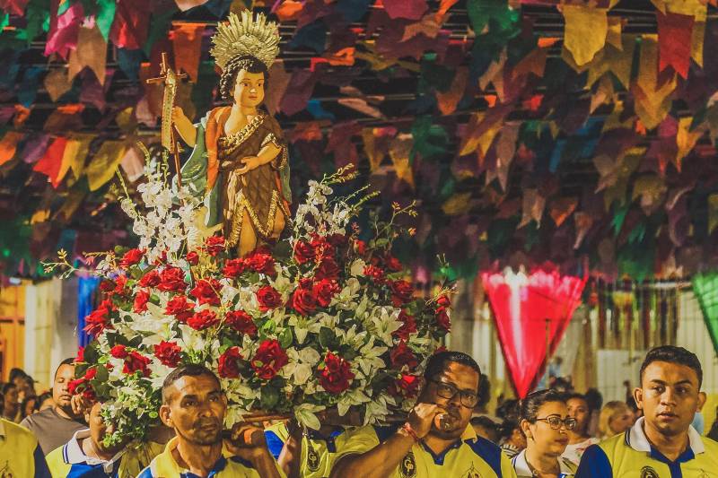 A população de Cametá, no Tocantins, comemorou neste domingo (24), o último dia da festividade do padroeiro da cidade, São João Batista, que vem ganhando homenagem especial desde o dia 14 de junho.
FOTO: TONINHO CASTRO / PREFEITURA DE CAMETÁ
DATA: 24.06.2018
CAMETÁ - PARÁ <div class='credito_fotos'>Foto: TONINHO CASTRO / PREFEITURA DE CAMETÁ | <a href='/midias/2018/originais/b6f23ac8-9cd0-4c0b-a3fa-6e246d830dc4.jpg' download><i class='fa-solid fa-download'></i> Download</a></div>