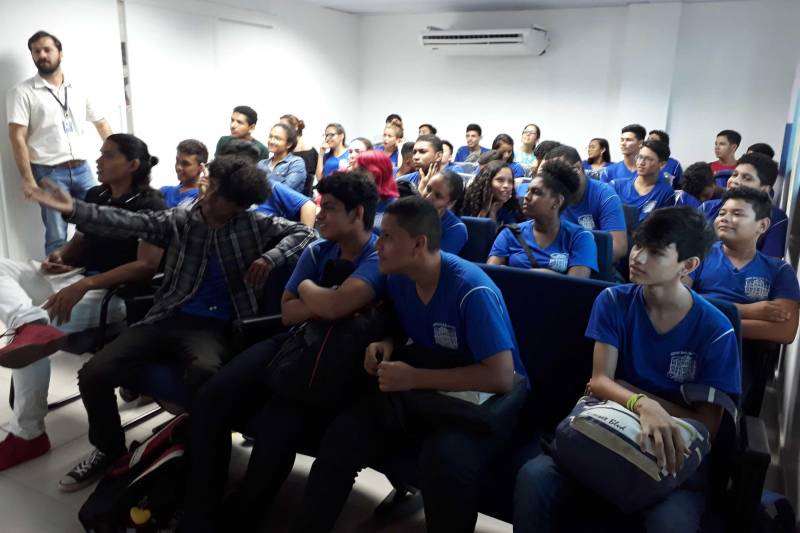 O Programa Detran nas Escolas proporcionou na manhã desta quarta-feira (14) a 28 alunos da Escola Estadual de Ensino Fundamental General Gurjão uma visita à Escola Pública de Trânsito (EPT), mantida pelo Departamento de Trânsito do Estado. Acompanhados por duas professoras, eles conheceram a Coordenadoria de Educação do órgão e aprenderam com servidores algumas atitudes que podem ajudar a salvar vidas.
FOTO: ASCOM DETRAN-PA
DATA: 15.11.2018
BELÉM - PARÁ <div class='credito_fotos'>Foto: ASCOM DETRAN | <a href='/midias/2018/originais/b6f47393-d110-40e5-b171-e6c4a1a8f23e.jpg' download><i class='fa-solid fa-download'></i> Download</a></div>