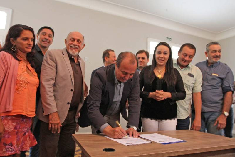 Um dos municípios mais importantes da região nordeste do Pará, Irituia vai ganhar um hospital à altura dessa importância. Um convênio assinado nesta quinta-feira, 05, nesta quinta-feira, 05, e o governo do estado e a Prefeitura Municipal vai garantir a reforma e ampliação do Hospital Municipal de Irituia, referência para várias cidades da região. Articulado pelo Programa Municípios Sustentáveis, o convênio foi assinado no Palácio dos Despachos pelo governador Simão Jatene e a prefeita de Irituia, Carmelina Costa. O presidente da Assembleia Legislativa do Estado, deputado Márcio Miranda e o secretário estadual de Saúde, Victor Mateus, participaram da cerimônia. Ao lado deles, médicos, vereadores, lideranças comunitárias e usuários do hospital de Irituia lotaram um dos auditórios do palácio.
FOTO: CRISTINO MARTINS / AG. PARÁ
DATA: 05.04.2018
BELÉM - PARÁ <div class='credito_fotos'>Foto: Cristino Martins/Ag. Pará | <a href='/midias/2018/originais/b6f61ec7-fd7b-4fd0-9f34-9b02aca8313c.jpg' download><i class='fa-solid fa-download'></i> Download</a></div>