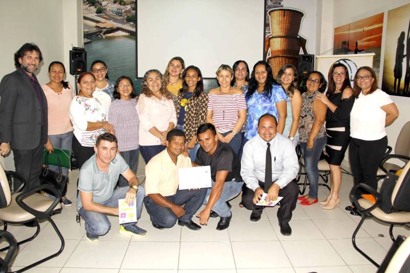 A política de atenção aos egressos do sistema socioeducativo e a orientação e avaliação dos planos municipais de atendimento ao adolescente em conflito com a lei foram os destaques do último dia do 2º Encontro Temático, que terminou nesta sexta-feira (27), em Santarém e abrangeu todas as cidades da Região do Baixo Amazonas.
FOTO: FRANKLIN SALVADOR / ASCOM FASEPA
DATA: 27.04.2017
SANTARÉM - PARÁ <div class='credito_fotos'>Foto: Franklin Salvador/Ascom Fasepa | <a href='/midias/2018/originais/b6f9fc31-3f24-4031-83ca-057aed555a1c.jpg' download><i class='fa-solid fa-download'></i> Download</a></div>