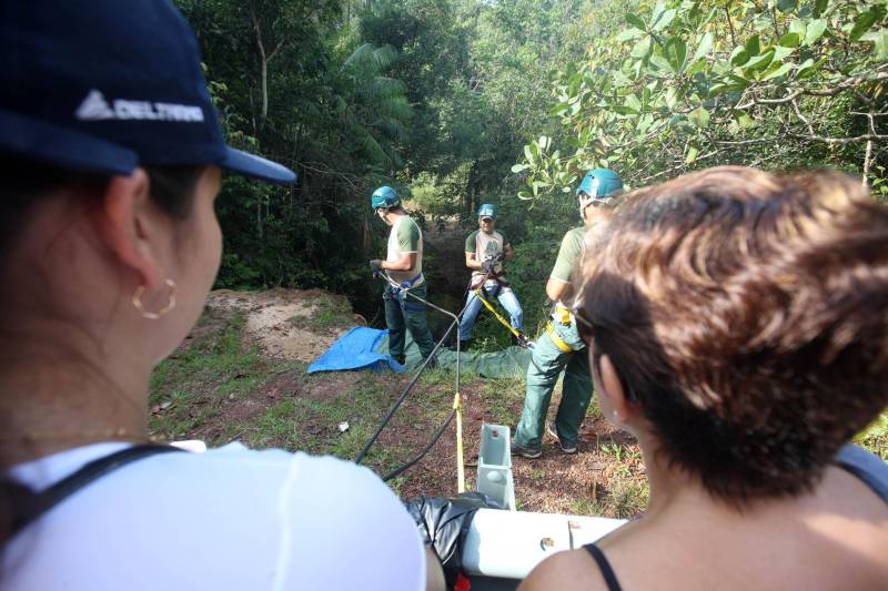 Uma reabertura feita a milhares de mãos. A fita inaugural colocada no inicio da trilha principal do Parque do Utinga foi rompida por mais de cinco mil pessoas ansiosas pelo inicio da caminhada, marcando o segundo dia da programação de reabertura do mais novo espaço paraense de lazer e interatividade com a natureza.
FOTO: SIDNEY OLIVEIRA / AG. PARÁ
DATA: 17.03.2018
BELÉM - PARÁ <div class='credito_fotos'>Foto: Sidney Oliveira/Ag. Pará | <a href='/midias/2018/originais/b6feeb19-2ed9-458e-9c80-360bc6aaaf0c.jpg' download><i class='fa-solid fa-download'></i> Download</a></div>