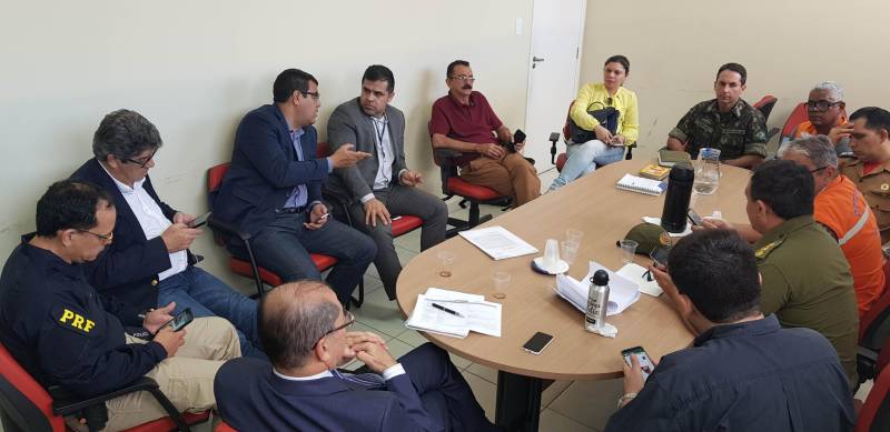Para discutir formas de manter serviços básicos nas áreas de saúde, educação e segurança enquanto for mantida a paralisação dos caminhoneiros, foi realizada nesta terça-feira (29) uma reunião extraordinária com o gabinete de crise, montado pela Secretaria de Estado de Segurança Pública e Defesa Social (Segup), no Centro Regional de Governo do Sudeste do Pará, em Marabá.
FOTO: ASCOM CRGSP
DATA: 29.05.2018
MARABÁ - PARÁ <div class='credito_fotos'>Foto: ASCOM CRGSP | <a href='/midias/2018/originais/b6ff2e1e-85d8-4987-9fb6-bebc84358814.jpg' download><i class='fa-solid fa-download'></i> Download</a></div>