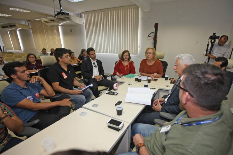 Representantes do Sindicato dos Trabalhadores em Educação Pública do Pará (Sintepp) e Sindicato dos Docentes da Universidade do Estado do Pará (Sinduepa) foram recebidos, nesta terça-feira, 29, na Secretaria de Estado de Administração (Sead), em reunião solicitada pelo próprio Sintepp para tratar sobre o piso salarial dos professores de 2018, concurso público e assuntos específicos da Secretaria de Estado de Educação (Seduc). Participaram da reunião a secretária de Administração, Alice Viana; a secretária adjunta de Administração, Ruth Pina; e a secretaria adjunta de Gestão de Pessoas da Seduc, Dayse Ana Batista. "Reiteramos que o Pará é um dos poucos Estados que mesmo diante da crise econômica não parcelou ou atrasou nenhum pagamento dos servidores e que a remuneração do professor em início de carreira é maior que o piso nacional da categoria. O piso hoje está fixado em R$ 2.455,35, mas no estado o salário inicial chega a R$ 3.772,69. A remuneração média de um professor com 200 horas é de RS 4.834,94 – quase o dobro do piso nacional. Esse tema é o ponto principal em discussão judicial em andamento. Esse ponto já foi amplamente discutido e explicado para o sindicato", explicou a secretária Alice Viana.
FOTO: CARLOS SODRÉ / AG. PARÁ
DATA: 29.05.2018
BELÉM - PARÁ <div class='credito_fotos'>Foto: Carlos Sodré/Agência Pará | <a href='/midias/2018/originais/b70184cf-8a0b-47b4-9df4-f0c0cc259352.jpg' download><i class='fa-solid fa-download'></i> Download</a></div>