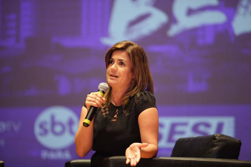 A programação neste primeiro dia começou com o debate "Jornalismo político em tempos de fake news e redes sociais: o desafio da credibilidade", que teve a participação de três jornalistas que moram em Brasília e de onde acompanham a rotina política brasileira. Adriana Vasconcelos, que foi correspondente do jornal O Globo por 15 anos, e trabalhou na cobertura de seis eleições presidenciais e Luiz Fara Monteiro, repórter do Jornal da Record, em Brasília, setorizado em política e economia, debaterem as melhores formas de identificar e conter as fake news. O debate teve a mediação da jornalista paraense Francy Rodrigues (foto), assessora do senador Randolfe Rodrigues (Rede).
FOTO: MÁCIO FERREIRA / AG. PARÁ
DATA: 11.06.2018
BELÉM - PARÁ <div class='credito_fotos'>Foto: MÁCIO FERREIRA/ AG. PARÁ | <a href='/midias/2018/originais/b703cbbf-8f39-429e-aaa8-c754490685fe.jpg' download><i class='fa-solid fa-download'></i> Download</a></div>