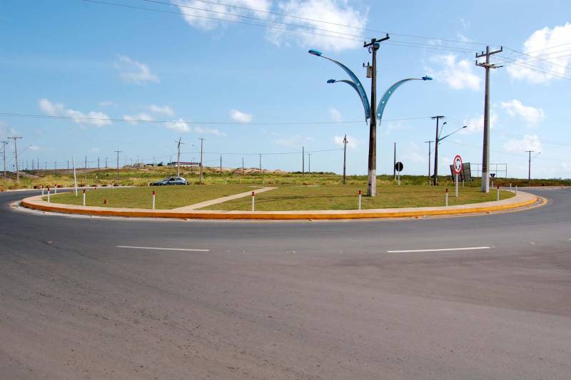 O acesso a um dos principais cartões postais do Pará e do Brasil, a vila balneária de Alter do Chão, localizada a aproximadamente 30 km de Santarém, na região Oeste do Pará, está de cara nova. O Governo do Estado, por meio da Secretaria Estadual de Transportes (Setran), investiu mais de R$ 16 milhões para tornar a PA-457 (Rodovia Everaldo Martins, na foto) mais segura e mais moderna. Agora, quem acessar o ponto turístico ou se deslocar para uma das 18 comunidades que ficam na região do Eixo Forte, encontrarão melhores condições de tráfego. A modernização iniciou pela Rodovia Fernando Guilhon (PA-453), que foi duplicada em 1,2 km, na saída do Rio Tapajós Shopping, com implantação de sinalização vertical e horizontal, além da construção de duas novas rotatórias: uma em frente ao Residencial Salvação, e outra, no entroncamento das duas PA's, ao direcionar o condutor, tendo como ponto de referência a Escola Tecnológica de Santarém.
FOTO: WILLIAM SANTOS / ASCOM CRGBA
DATA: 09.11.2018
SANTARÉM - PARÁ <div class='credito_fotos'>Foto: WILLIAM SANTOS / ASCOM CRGBA | <a href='/midias/2018/originais/b710b334-6bda-4314-abd3-646a0363b795.jpg' download><i class='fa-solid fa-download'></i> Download</a></div>