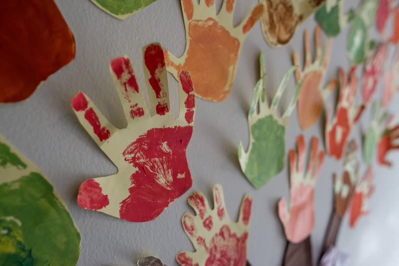 “A cultura tem o poder de emocionar”. A frase dita pela professora Ruth Valin marcou o tom do Sarau Literário na manhã desta sexta-feira, 8, no Preventório Santa Terezinha, no bairro do Marco, em Belém, que contou com a presença do escritor paraense Daniel Leite, homenageado pelas crianças atendidas pela instituição e os alunos da Escola Estadual Santa Terezinha, que funciona no mesmo prédio. Elas cantaram músicas infantis e recitaram trechos das obras “A história das crianças que plantaram um rio” e “A menina árvore”, de Daniel Leite, além de apresentar uma dramatização sobre a primeira obra. Muito concentrados e com a leitura bem ensaiada, os pequeninos emocionaram a todos, principalmente o escritor convidado para o sarau. Segundo a professora Odinéia Bastos, que orientou os alunos na leitura do livro “A história das crianças que plantaram um rio”, elas soltaram a imaginação durante a leitura da obra, e dessa viagem saíram desenhos, pinturas, colagens e poemas, que enfeitaram o auditório e os corredores da instituição, encantando a todos os presentes.
FOTO: FERNANDO SETTE CÂMARA / ASCOM IOE
DATA: 08.06.2018
BELÉM - PARÁ <div class='credito_fotos'>Foto: FERNANDO SETTE CÂMARA / ASCOM IOE | <a href='/midias/2018/originais/b716789a-5d44-4d91-b282-5b625291e6a2.jpg' download><i class='fa-solid fa-download'></i> Download</a></div>