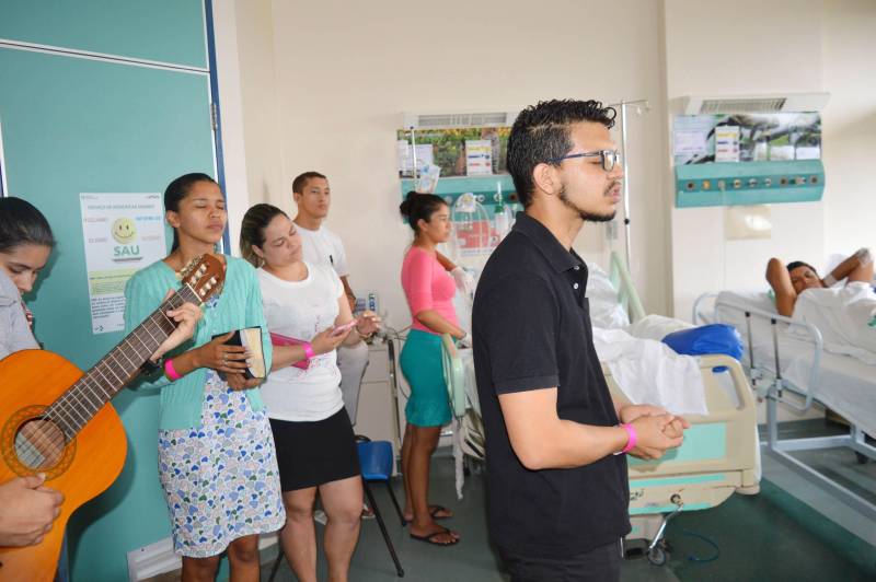 O professor Antônio Sousa, de 40 anos, está internado no Hospital Metropolitano de Urgência e Emergência, na Região Metropolitana de Belém, onde se recupera de um acidente no município de Garrafão do Norte, no nordeste paraense, onde reside. As comemorações tiveram início na quarta-feira (28) e foram direcionadas aos pacientes infantis da Clínica Pediátrica e do Centro de Tratamento de Queimados (CTQ).
FOTO: ASCOM HMUE
DATA: 30.03.2018
ANANINDEUA - PARÁ <div class='credito_fotos'>Foto: ASCOM HMUE | <a href='/midias/2018/originais/b728726b-971d-4760-8c03-8a5a57cc8f87.jpg' download><i class='fa-solid fa-download'></i> Download</a></div>