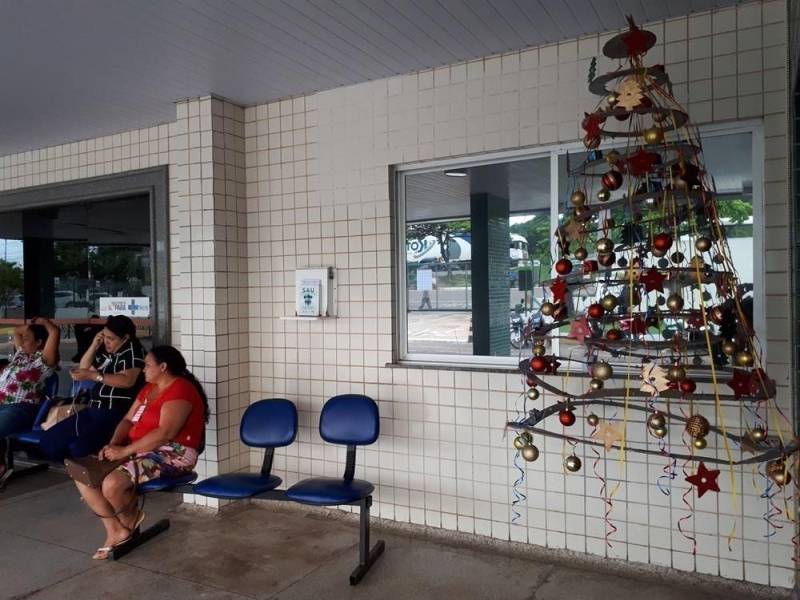Para celebrar o Natal dos pacientes internados na Unidade, o Hospital Regional do Sudeste do Pará - Dr. Geraldo Veloso (HRSP), em Marabá (PA), preparou uma programação especial com o apoio de integrantes do Programa de Voluntariado da Pró-Saúde Associação Beneficente de Assistência Social e Hospitalar. A agenda oficial foi aberta na quinta-feira, 20/12, com a celebração de uma missa pelo Bispo da Diocese de Marabá, Dom Vital Corbellini. Nesta sexta-feira, 21/12,  haverá a apresentarão da cantata "Haja paz na Terra" e, no sábado, 22/12, os voluntários do grupo "Médicos da Alegria" distribuirão presentes para as crianças internadas no Hospital. Na foto, exposição de uma árvore suspensa feita com papelão das embalagens das novas máquinas de hemodiálise e CDs e DVDs antigos. 

FOTO: ASCOM / HRSP
DATA: 21.12.2018
MARABÁ - PARÁ <div class='credito_fotos'>Foto: ASCOM HRSP   |   <a href='/midias/2018/originais/b7289bc1-7c7f-464e-a700-3cabed9375aa.jpg' download><i class='fa-solid fa-download'></i> Download</a></div>