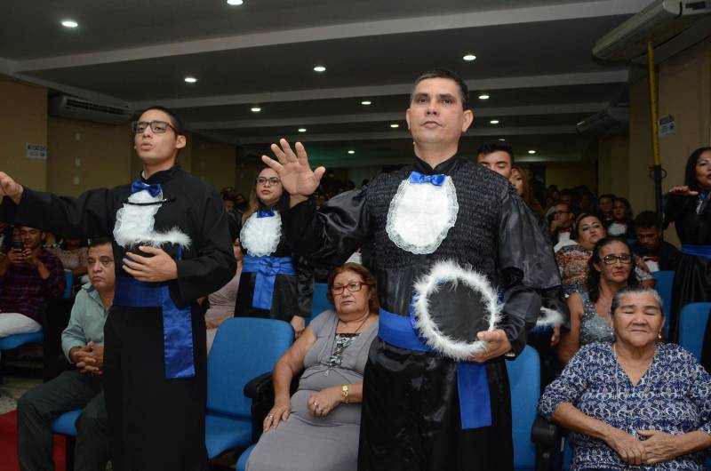 O auditório da Escola Técnica Deodoro de Mendonça, em Belém, sediou muito mais que uma cerimônia de formatura na noite desta sexta-feira (16). O clima no evento era de conquista, de vitória e de possibilidades de um futuro promissor para os 91 novos formandos dos cursos profissionalizantes ofertados pela Secretaria de Estado de Educação (Seduc).
FOTO: RAI PONTES / ASCOM SEDUC
DATA: 16.03.2018
BELÉM - PARÁ <div class='credito_fotos'>Foto: Rai Pontes/Ascom Seduc | <a href='/midias/2018/originais/b72e8761-e5a1-4bea-9151-f978f3868aaa.jpg' download><i class='fa-solid fa-download'></i> Download</a></div>