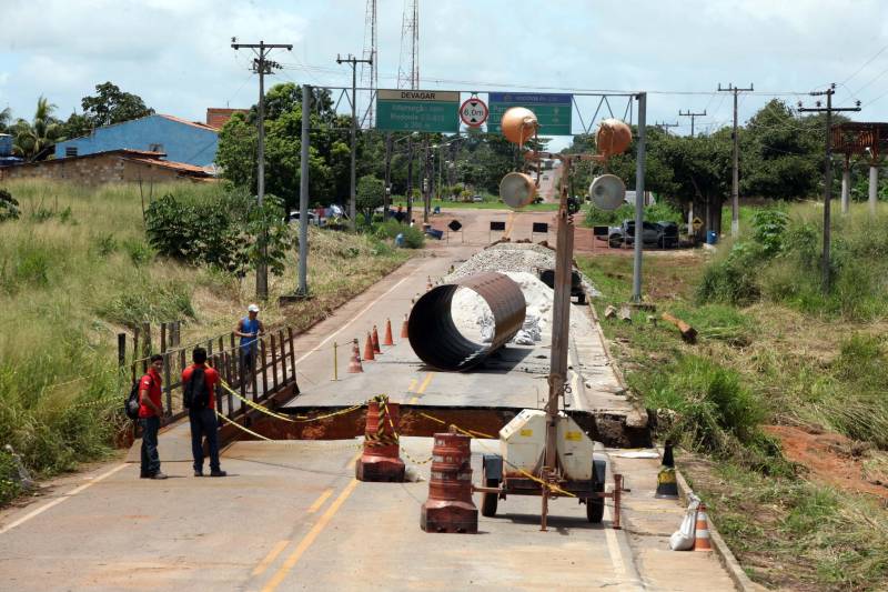 Serão retomados, nesta segunda-feira (16), os trabalhos de recuperação de um trecho de 15 metros da PA-256, localizado próximo a entrada do município de Paragominas. Equipes da Secretaria de Estado de Transportes (Setran) que já trabalhavam no local, receberam hoje todo o material necessário para dar continuidade a obra.
FOTO: SIDNEY OLIVEIRA / AG. PARÁ
DATA: 15.04.2018
PARAGOMINAS - PARÁ <div class='credito_fotos'>Foto: Sidney Oliveira/Ag. Pará | <a href='/midias/2018/originais/b73c9368-cee7-4aa7-9044-a9d25f7a3fe2.jpg' download><i class='fa-solid fa-download'></i> Download</a></div>