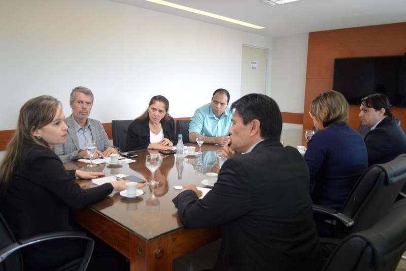 Uma equipe técnica da Embaixada do Reino Unido dos Países Baixos, no Brasil, sediada em Brasília, composta pelo conselheiro agrícola, Bert Rikken; pela assessora Frederica Heering, e pelo assessor, Ramon Gerrits, visitou a sede da Secretaria de Meio Ambiente e Sustentabilidade (Semas), visando cooperação.
FOTO: ASCOM SEMAS
DATA: 30.10.2018
BELÉM - PARÁ <div class='credito_fotos'>Foto: ASCOM SEMAS | <a href='/midias/2018/originais/b73cba0d-4a16-4ccc-b530-7f586e95bac9.jpg' download><i class='fa-solid fa-download'></i> Download</a></div>