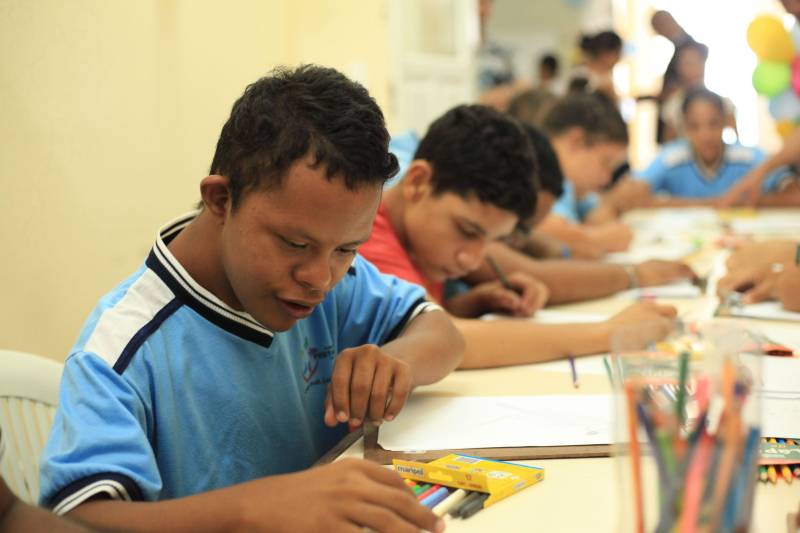 Com palestras, emissão de documentos, apresentações culturais, oficinas e exposições, o Dia D da Cidadania com Síndrome de Down trouxe uma programação diversificada e educativa sobre a questão das pessoas com deficiência intelectual, na manhã desta quinta-feira, 22, na Secretaria de Estado de Justiça e Direitos Humanos (Sejudh).
FOTO: WAGNER ALMEIDA / ASCOM SEJUDH
DATA: 22.03.2018
BELÉM - PARÁ <div class='credito_fotos'>Foto: Wagner Almeida/ Ascom Sejudh | <a href='/midias/2018/originais/b73df6b8-b1b8-4d7f-828a-390788612978.jpg' download><i class='fa-solid fa-download'></i> Download</a></div>