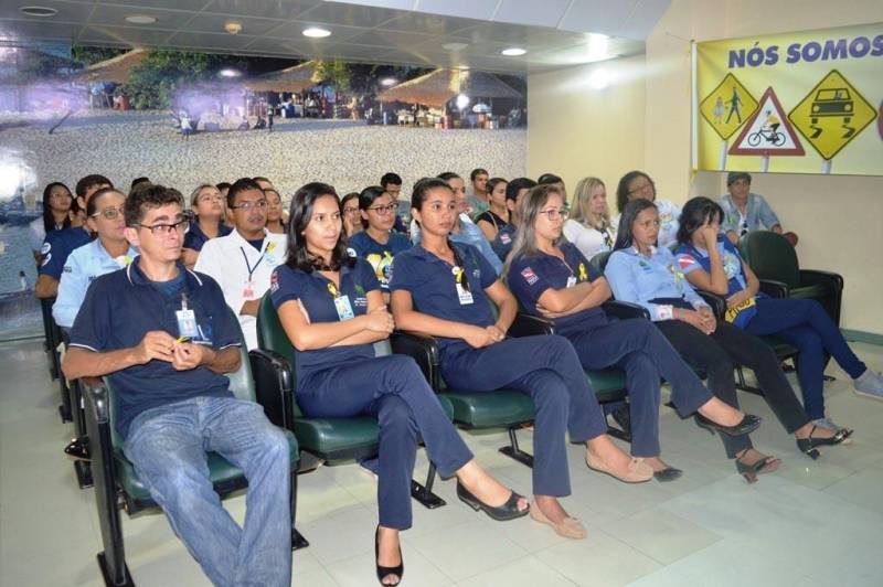 O Hospital Regional do Baixo Amazonas (HRBA), em Santarém, realizou o “Dia D de Segurança”, na quinta-feira (24). Ao longo do dia, ocorreram várias atividades (foto). A unidade iniciou com a programação do “Dia de Segurança do Paciente”, que trabalhou, com os colaboradores, a importância das metas de segurança para um cuidado seguro e de qualidade. À tarde, o foco se voltou para a segurança no trânsito. O hospital realizou mais uma edição do programa “Direção Viva: você consciente, trânsito mais seguro”, em parceria com o movimento “Maio Amarelo”. A primeira ação trabalhou com as metas de segurança do paciente, que consistem em identificar corretamente os pacientes; melhorar a eficácia da comunicação; melhorar a segurança na prescrição, no uso e na administração de medicamentos; garantir o local correto, o procedimento correto e a cirurgia no paciente correto; reduzir risco de infecções associadas a cuidados assistenciais; reduzir o risco de danos aos pacientes resultantes de quedas; e reduzir o risco de lesão por pressão.

FOTO: ASCOM / HRBA
DATA: 24.05.2018
SANTARÉM - PARÁ <div class='credito_fotos'>Foto: Ascom / HRBA   |   <a href='/midias/2018/originais/b741796b-89d7-4c0e-9cfa-52992873d447.jpg' download><i class='fa-solid fa-download'></i> Download</a></div>