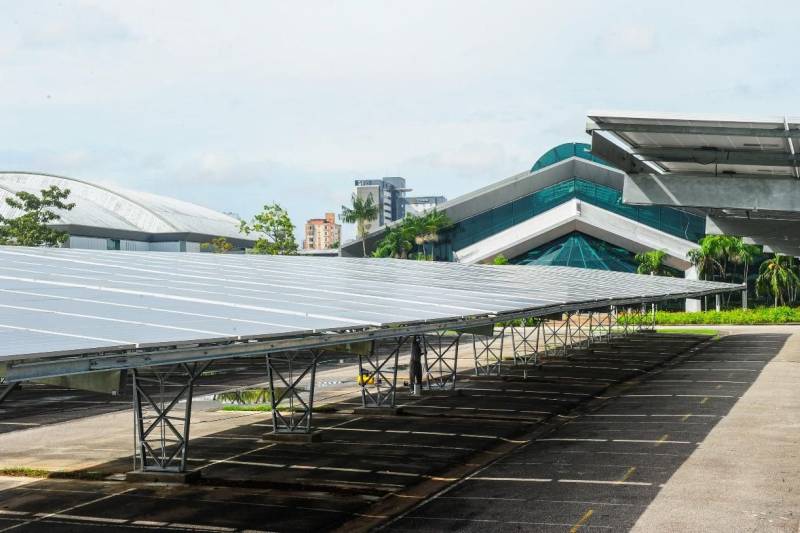 As equipes dos espaços administrados pela Organização Social Pará 20000: Estação das Docas, Mangal das Garças, Arena Mangueirinho e do Hangar Convenções e Feiras da Amazônia participaram nos dias 21 e 22 de fevereiro, do treinamento sobre micro e minigeração de energia solar, promovido pela Celpa, em parceria com a empresa Solen Energia, na sala multiuso do Centro de Convenções. O treinamento realizado reuniu ainda representantes da Secretaria de Estado e de Desenvolvimento Econômico, Mineração e Energia (SEDEME), Secretaria de Cultura (SECULT), Secretaria de Educação (SEDUC) e alunos da Faculdade Estácio.
FOTO: LEANDRO SANTANA / ASCOM OS PARÁ 2000
DATA: 22.02.2018
BELÉM - PARÁ <div class='credito_fotos'>Foto: LEANDRO SANTANA / ASCOM OS PARÁ 2000 | <a href='/midias/2018/originais/b74fe7ef-cf3d-44fd-89ca-6c275ba1cf2b.jpg' download><i class='fa-solid fa-download'></i> Download</a></div>