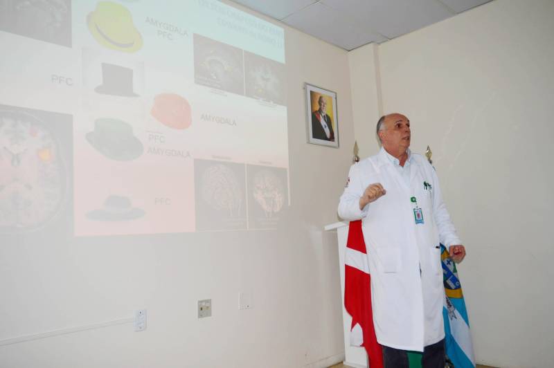 onceito que prioriza o tratamento domiciliar do paciente em condições de receber cuidados em casa, a desospitalização foi tema de uma roda de conversa nesta terça-feira (19), entre profissionais da assistência no Hospital Metropolitano de Urgência e Emergência (HMUE), localizado em Ananindeua, município da Região Metropolitana de Belém, e representantes do Programa Melhor em Casa, durante a programação da III Semana Multiprofissional e a XII Semana de Enfermagem da unidade.
FOTO: ASCOM HMUE
DATA: 19.06.2018
ANANINDEUA - PARÁ <div class='credito_fotos'>Foto: ASCOM HMUE | <a href='/midias/2018/originais/b7599a6d-00f4-4d95-ba0d-136ed1ae318a.jpg' download><i class='fa-solid fa-download'></i> Download</a></div>