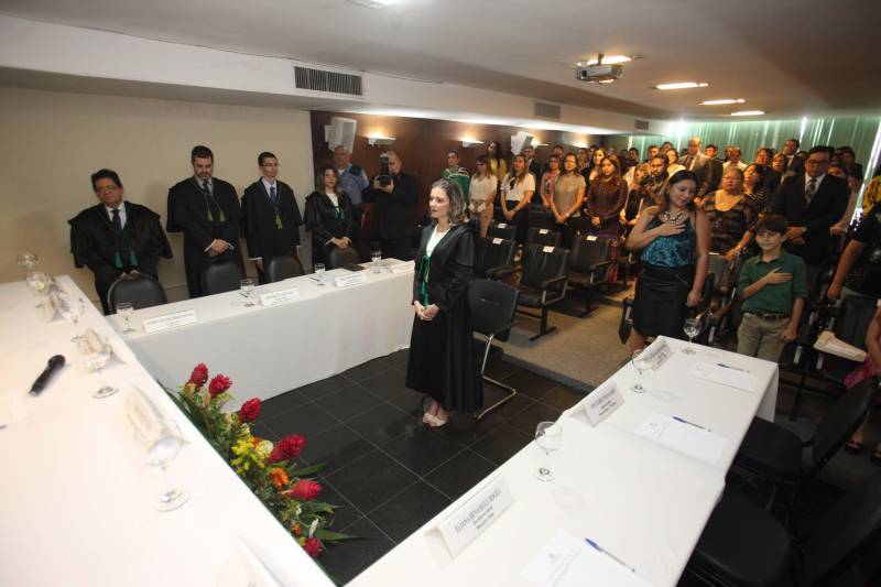 A Defensora Pública Geral, Jeniffer de Barros Rodrigues (foto), foi reconduzida pelo Conselho Superior da Defensoria Pública do Estado do Pará para mais um biênio frente à Defensoria Pública do Estado do Pará. A 52ª Sessão Extraordinária do Conselho Superior ocorreu nesta terça-feira, 26 de junho, e foi presidida pelo Subdefensor Público Geral do Estado do Pará, Vladimir Koenig. Jeniffer de Barros Rodrigues foi reconduzida pelo Governador do Estado, Simão Jatene, por meio do decreto de 27 de março de 2018. A Defensora Pública Geral do Estado do Pará foi a candidata mais votada na eleição para o cargo, ocorrida em 09 de março de 2018, com 162 votos. A Sessão Solene contou com a presença de familiares, autoridades de Estado, membros da Gestão, defensores públicos e servidores da Defensoria Pública do Estado.
FOTO: MARCELO LELIS / AG. PARÁ
DATA: 26.06.2018
BELÉM - PARÁ <div class='credito_fotos'>Foto: Marcelo Lelis / Ag. Pará | <a href='/midias/2018/originais/b75cd194-d9dd-41f7-8584-39a16fa029bf.jpg' download><i class='fa-solid fa-download'></i> Download</a></div>