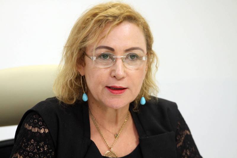 Representantes de 20 entidades sindicais foram recebidos na tarde desta terça-feira (27), na Secretaria de Estado de Administração (Sead), para tratar sobre a data base dos servidores. A secretária de Administração Alice Viana (foto) – acompanhada de José Megale, chefe da Casa Civil, e Ruth Pina, secretária adjunta de Administração -, explicou aos sindicalistas que, apesar de a economia do País vir dando sinais de recuperação, é preciso prudência ao discutir medidas que aumentem os custos da gestão pública. "Esperamos até o início de abril um levantamento da Secretaria Estadual de Fazenda (Sefa) do comportamento de receita do mês de março, para uma análise cuidadosa da nossa capacidade no comprometimento de gastos. Hoje, nosso comprometimento de receita corrente líquida com pessoal é de 45,08%, muito perto do limite prudencial de gastos. Portanto, só temos como dar uma posição referente a reajuste após esse período", informou.
FOTO: CRISTINO MARTINS /AG. PARÁ
DATA: 27.03.2018
BELÉM - PARÁ <div class='credito_fotos'>Foto: Cristino Martins/Ag. Pará | <a href='/midias/2018/originais/b7614af8-febd-47c5-9704-679560c51212.jpg' download><i class='fa-solid fa-download'></i> Download</a></div>