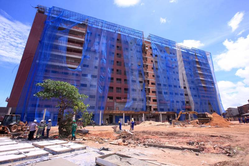 Construção do novo hospital Doutor Abelardo Santos, empreendimento do Governo do Estado sob a coordenação da Secretaria de Estado de Desenvolvimento Urbano e Obras Públicas (Sedop). A obra avançou e está com 70% de serviços executados, sendo que 500 homens trabalham distribuídos em turnos de segunda a sábado, de 7h às 22 horas.
FOTO: RODOLFO OLIVEIRA / AG. PARÁ
DATA: 11.04.2018
BELÉM - PARÁ <div class='credito_fotos'>Foto: Rodolfo Oliveira/Ag. Pará | <a href='/midias/2018/originais/b768ba6e-1800-4ae0-a565-e20cbcc17a17.jpg' download><i class='fa-solid fa-download'></i> Download</a></div>