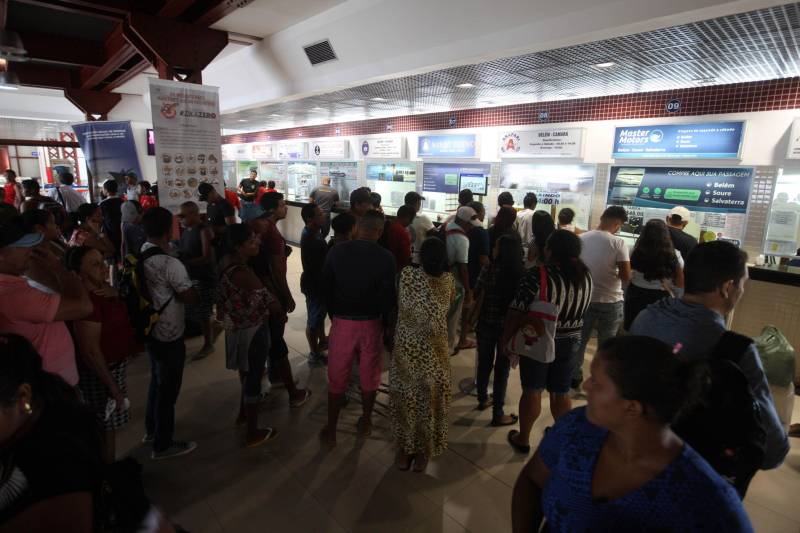 O Terminal Hidroviário do Porto de Belém “Luiz Rebelo Neto” registrou um movimento recorde no final de semana que marcou o início das férias escolares. Exatamente 6.615 pessoas passaram pelo terminal, entre embarque e desembarque.
FOTO: SIDNEY OLIVEIRA / AG. PARÁ
DATA: 03.07.2018
BELÉM - PARÁ <div class='credito_fotos'>Foto: Sidney Oliveira/Ag. Pará | <a href='/midias/2018/originais/b76ecd84-97f0-46f4-855a-655b48b226c5.jpg' download><i class='fa-solid fa-download'></i> Download</a></div>