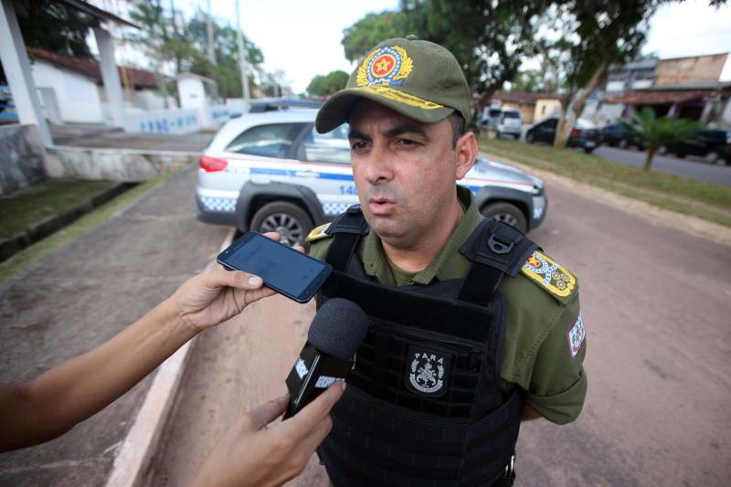 Os batalhões de Policiamento da PM de Barcarena e Abaetetuba, no Baixo Tocantins, receberam na tarde desta quinta-feira (21), 14 viaturas e 20 motocicletas para o reforço da segurança pública nas cidades. Os dois municípios pertencem ao Comando de Policiamento Regional IX, que realiza o policiamento em 10 municípios da região. O CPR IX também está formando 134 novos policias que deverão ser integrados ao policiamento no mês de julho. Participaram da entrega o comandante geral da PM, coronel Hilton Benigno (foto), o presidente da Assembleia Legislativa do Pará (Alepa), deputado estadual Márcio Miranda e os deputados Ana Cunha e Celso Sabino. O coronel Hilton Benigno comentou que toda a frota de veículos da PM foi renovada. “A renovação traz melhores condições de trabalho ao policial”, afirmou.
FOTO: THIAGO GOMES / AG. PARÁ
DATA: 21.06.2018
BELÉM - PARÁ <div class='credito_fotos'>Foto: Thiago Gomes /Ag. Pará | <a href='/midias/2018/originais/b772ad4f-2845-4f64-b595-a115986be4ba.jpg' download><i class='fa-solid fa-download'></i> Download</a></div>