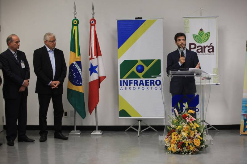 O Governo do Pará, por meio da Secretaria de Estado de Turismo (Setur), e a Azul Linhas Aéreas inauguraram, na tarde deste domingo (10), o primeiro voo da nova rota Belém-Fort Lauderdale (Flórida, EUA), que será operada pela companhia. Na foto, o superintendente da Infraero em Belém, Fábio Rodrigues.
FOTO: CARLOS SODRÉ / ARQUIVO AG. PARÁ
DATA: 10.12.2017
BELÉM - PARÁ <div class='credito_fotos'>Foto: CARLOS SODRÉ / AG. PARÁ | <a href='/midias/2018/originais/b794ff7e-af4e-43f8-8a2c-bfbdf0f21375.jpg' download><i class='fa-solid fa-download'></i> Download</a></div>