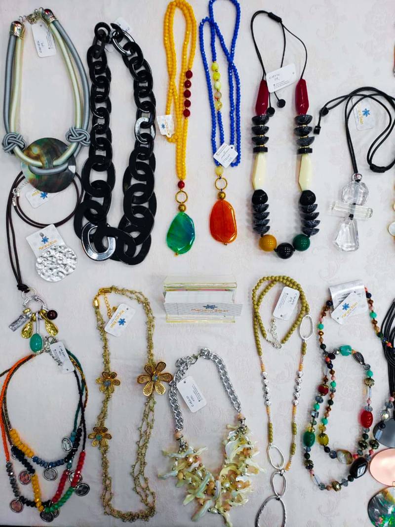 Pela primeira vez, a Procuradoria-Geral do Estado (PGE), dentro do Projeto de Valorização do Servidor, realizou uma Feira de Natal, inspirada em iniciativas de outros órgãos, que já promovem eventos similares. Além de valorizar os trabalhos apresentados - muitos artesanais -, o evento realizado nesta quarta-feira (19), no auditório da instituição, incentivou a solidariedade. O número de inscritos, entre servidores e seus familiares, superou as expectativas dos organizadores, que já planejam a realização de outros eventos para mudar a rotina no ambiente de trabalho.

FOTO: ASCOM/PGE
DATA: 20.12.2018
LOCAL: BELÉM - PARÀ <div class='credito_fotos'>Foto: ASCOM PGE   |   <a href='/midias/2018/originais/b7956a03-9a2c-4ac7-91ff-9337aba81b41.jpg' download><i class='fa-solid fa-download'></i> Download</a></div>