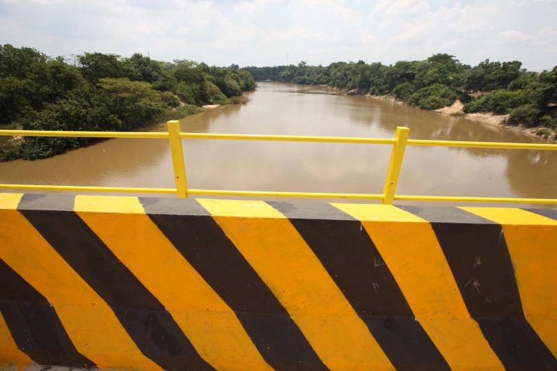 Santa Maria das Barreiras foi o primeiro município contemplado na agenda de inaugurações de obras viárias executadas pelo governo do Estado, na quarta e nesta quinta-feira (24 e 25), no sul e sudeste do Pará. O conjunto de obras ultrapassa R$ 112 milhões em investimentos em construção de pontes de concreto, pavimentação de rodovias e asfaltamento de vias urbanas. O secretário de Estado de Transportes, Kleber Menezes, representou o governador Simão Jatene na solenidade, acompanhado do secretário Regional de Governo do Sudeste do Pará, Jorge Bittencourt. A ponte (foto) recebeu o nome de Rafaela Martins Santana, em homenagem a uma moradora da cidade que faleceu aos 16 anos devido a um câncer, no final de 2017. O pai de Rafaela, o produtor rural João Batista Santana, que mora no município há 37 anos, ficou emocionado. “Isso, pra nossa família, é muito importante. Estamos muito gratos ao governo pela homenagem, por essa grande obra, que é importantíssima para a região. Passarei por aqui todos os dias”, afirmou.
FOTO: MÁCIO FERREIRA / AG. PARÁ
DATA: 24.10.2018
SANTA MARIA DAS BARREIRAS - PARÁ <div class='credito_fotos'>Foto: MÁCIO FERREIRA/ AG. PARÁ | <a href='/midias/2018/originais/b7982ebd-a526-4716-821d-dd42850f3503.jpg' download><i class='fa-solid fa-download'></i> Download</a></div>