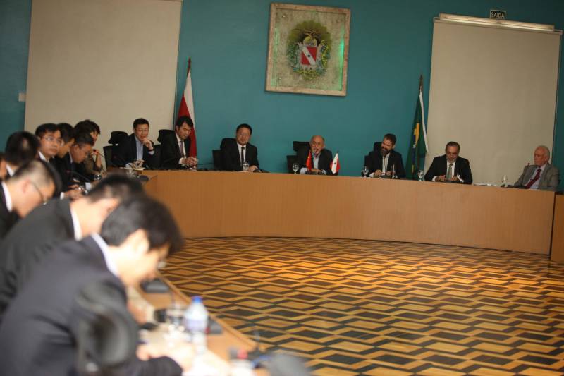 Representantes de grandes empresas chinesas (foto) estão em Belém para prospectar novos investimentos em áreas como habitação, tecnologia, energia e infraestrutura. O grupo se reuniu na manhã desta quinta-feira (7) com o governador Simão Jatene, para conhecer mais detalhes sobre as potencialidades do Estado. O encontro ocorreu no Palácio do Governo e contou com a participação do titular da Secretaria de Estado de Desenvolvimento Econômico, Mineração e Energia (Sedeme), Eduardo Leão, do secretário de Estado de Transportes, Kleber Menezes, entre outras autoridades. Entre as empresas participantes está a China Communications Construction Company (CCCC), maior empresa chinesa de infraestrutura e líder mundial no segmento; a estatal chinesa China Railways Corporation (Crec) e a China Development Bank (CDB), banco de desenvolvimento do país asiático.
FOTO: ANTÔNIO SILVA / AG. PARÁ
DATA: 07.06.2018
BELÉM - PARÁ <div class='credito_fotos'>Foto: Antônio Silva/Ag. Pará | <a href='/midias/2018/originais/b7b4a6ae-1fb9-4ada-bf11-31989df80bb8.jpg' download><i class='fa-solid fa-download'></i> Download</a></div>