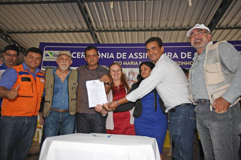 Onze municípios do sul e sudeste paraense recebem recursos do Estado para recuperar ruas e vicinais atingidas pelas enchentes e fortes chuvas que caem na região. Em agenda oficial nesta sexta-feira (6), o governador Simão Jatene assinou, pela manhã, no Parque de Exposições Valeu Boi Leilões, em Rio Maria, os convênios que garantem o repasse de cerca de R$ 4 milhões. As obras de caráter emergencial serão executadas pelas prefeituras em parceria com a Secretaria de Estado de Transportes (Setran). O objetivo é recuperar a trafegabilidade nessas localidades e assegurar o direito de ir e vir da população. Na manhã desta sexta, foram assinados nove convênios (foto), com os municípios de Redenção, Pau D’Arco, São Félix do Xingu, Santa Maria das Barreiras, Tucumã, Água Azul do Norte, Xinguara, Bannach e Rio Maria. Além da Setran, participam da ação o Centro Regional de Governo do Sudeste do Pará e a Defesa Civil. “O valor do investimento em cada município vai depender da necessidade verificada pelas equipes do Estado e das prefeituras. O recurso não será usado para reconstruir vias, mas para restabelecer a trafegabilidade”, disse o secretário de Transportes, Kléber Menezes.
FOTO: ANTÔNIO SILVA / AG. PARÁ
DATA: 06.04.2018
RIO MARIA - PARÁ <div class='credito_fotos'>Foto: Antônio Silva/Ag. Pará | <a href='/midias/2018/originais/b7b899c2-8f3e-4f93-abb7-a6cadb2438f0.jpg' download><i class='fa-solid fa-download'></i> Download</a></div>