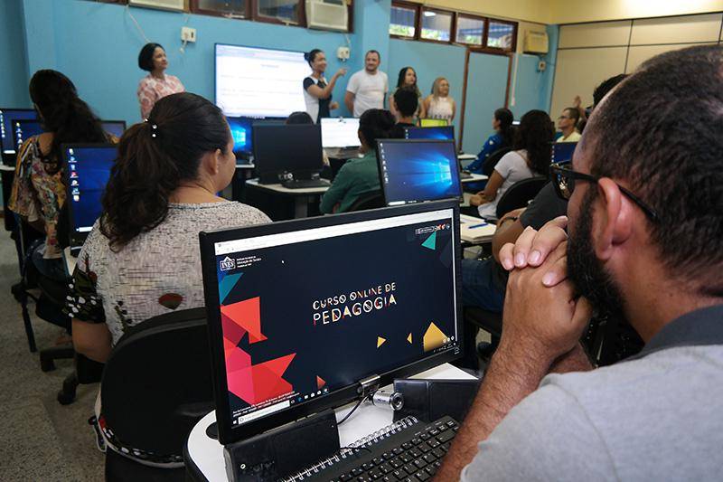 O curso de Pedagogia Bilíngue do Centro de Ciências Sociais e Educação (CCSE) da Universidade do Estado do Pará (Uepa) teve sua primeira aula no último sábado, 10. Entretanto, diferente dos demais cursos que também iniciaram suas atividades, a Pedagogia Bilíngue chega para preencher uma lacuna histórica: a inclusão de alunos surdos em todos os níveis de ensino.
FOTO: FERNANDA MARTINS / ASCOM UEPA
DATA: 12.03.2018
BELÉM - PARÁ <div class='credito_fotos'>Foto: FERNANDA MARTINS / ASCOM UEPA | <a href='/midias/2018/originais/b7c063cf-8175-435b-b149-c4ebd86ab163.jpg' download><i class='fa-solid fa-download'></i> Download</a></div>