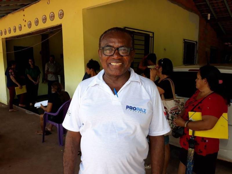 Agricultores familiares da Colônia do Cruzador, a 50 quilômetros de Marapanim, foram beneficiados, nesta sexta-feira (4), com a Caravana Pro Paz Cidadania. No segundo dia de ação na região, os trabalhadores receberam os serviços de emissão de documentos de identidade, entre outros. A ação é realizada por meio de parcerias, com a Polícia Civil, Seaster, Defensoria Pública, entre outros, mas o trabalho se fortalece com a ajuda dos moradores locais que se voluntariam a participar da ação. Na foto, Vagno Ramos, coordenador do Pro Paz Cidadania.
FOTO: ASCOM / PRO PAZ
DATA: 04.05.2018
BELÉM - PARÁ <div class='credito_fotos'>Foto: ASCOM PRO PAZ | <a href='/midias/2018/originais/b7c8ab2b-0ec0-40b1-a224-4b22987ccaec.jpg' download><i class='fa-solid fa-download'></i> Download</a></div>