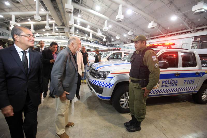 O Governo do Pará segue firme na política de prevenção e redução da criminalidade em todo o estado, com investimentos e o reforço de novos agentes que atuarão na segurança pública. Na tarde desta quinta-feira (22), os 474 aprovados em concurso público tomaram posse e receberam os equipamentos de trabalho. A cerimônia ocorreu no Hangar Convenções e Feiras da Amazônia, em Belém, e contou com a presença do governador Simão Jatene, entre outras autoridades.

FOTO: RODOLFO OLIVEIRA / AG. PARÁ
DATA: 22.03.2018
BELÉM - PARÁ <div class='credito_fotos'>Foto: Rodolfo Oliveira/Ag. Pará   |   <a href='/midias/2018/originais/b7d1d3d7-7c6d-4294-abda-abdbf1eb980f.jpg' download><i class='fa-solid fa-download'></i> Download</a></div>
