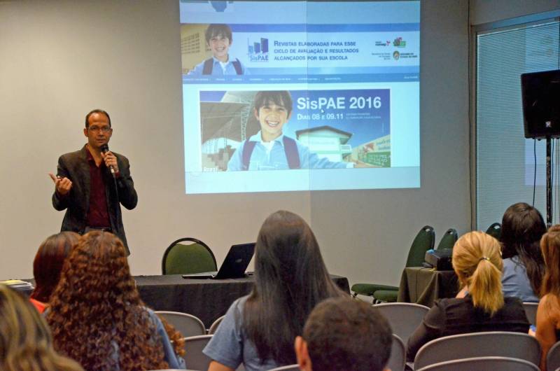 A Secretaria de  Educação Estado do Pará (Seduc), promoveu, nesta sexta-feira, 8, no Hangar, em Belém, palestra para esclarecer a funcionalidade do Sistema Paraense de Avaliação (Sispae), política pública de Avaliação em Larga Escala, que tem como objetivo promover a melhoria da qualidade do ensino nas escolas públicas. A palestra, ministrada pelo coordenador Estadual do sispae, Evandro Paiva, foi parte integrante da 22ª Feira do Livro, que ocorrera até este domingo, 10. O coordenador  do Sispae esclareceu o público, a maior parte professores,  sobre os objetivos, características e o uso de resultados da avaliação, que será realizada  nos dias 24 e 25 de outubro deste ano. "Este ano teremos uma adesão de 4.088 escolas, destas 3.234 municipais e 837 estaduais e ainda 8 privadas, contabilizando 545.681 estudantes avaliados ", disse. 

FOTO: FERNANDO NOBRE / ASCOM SEDUC
DATA: 08.06.2018
BELÉM - PARÁ <div class='credito_fotos'>Foto: FERNANDO NOBRE/ASCOM SEDUC   |   <a href='/midias/2018/originais/b7d375eb-0195-45b9-af11-950836f0be7b.jpg' download><i class='fa-solid fa-download'></i> Download</a></div>