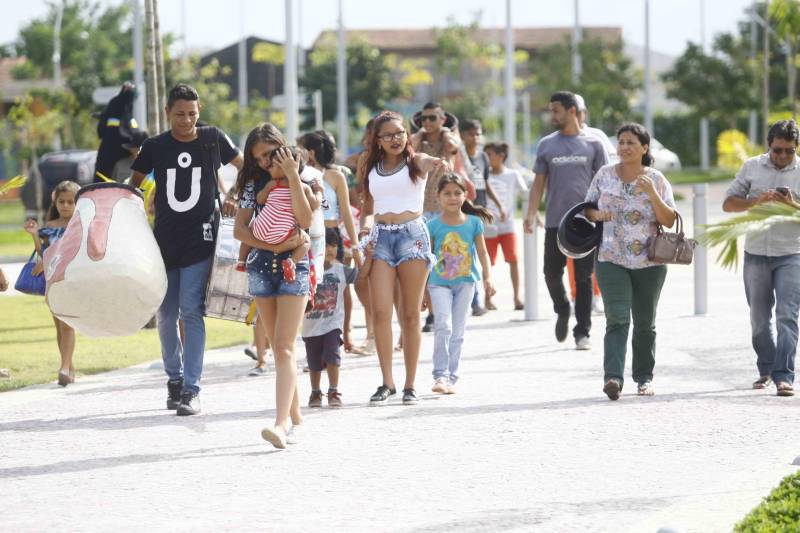 O Parque Estadual do Utinga (PEUt) o mais importante espaço de preservação e estudo da biodiversidade dentro da Região Metropolitana de Belém será reaberto à população a partir desta sexta,16, a partir das 16h30, com apresentações artísticas, com o Boi Veludinho, crianças do Pro Paz e a premiada Orquestra Sinfônica do Theatro da Paz. A apresentação será em um espaço ao ar livre e não será necessária a retirada de ingressos, por esse motivo, a recomendação é que o público chegue cedo, porque a entrada será fechada quando o espaço estiver lotado.
FOTO: THIAGO GOMES / AG PARÁ
DATA: 16.03.2018
BELÉM - PARÁ <div class='credito_fotos'>Foto: Thiago Gomes /Ag. Pará | <a href='/midias/2018/originais/b7d60941-5d22-4d10-a6ab-ccf6a2143199.jpg' download><i class='fa-solid fa-download'></i> Download</a></div>
