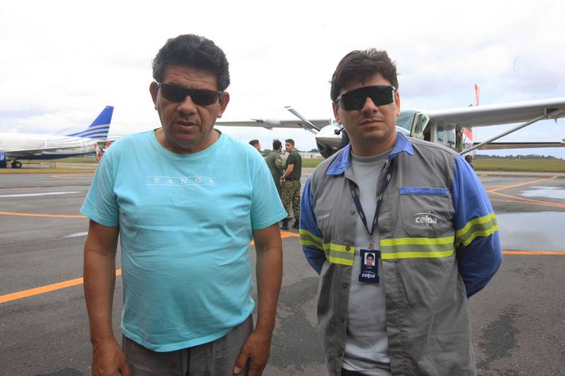 A aeronave do Grupamento Aéreo de Segurança Pública (Graesp) trouxe, nesta sexta-feira (16), para Belém, piloto e passageiros do helicóptero que precisou fazer um pouso forçado, na Ilha do Marajó. O fato ocorreu em uma área de mata entre os municípios de Curralinho e Breves, no dia 15. O resgate dos funcionários da empresa prestadora de energia elétrica no Pará e do piloto foi realizado ainda no final da tarde de ontem, quando o grupamento foi acionado pelo Salvaéreo.
FOTO: RODOLFO OLIVEIRA / AG. PARÁ
DATA: 16.03.2018
BELÉM - PARÁ <div class='credito_fotos'>Foto: Rodolfo Oliveira/Ag. Pará | <a href='/midias/2018/originais/b7d81082-183f-4a32-8b24-8ce2836d9394.jpg' download><i class='fa-solid fa-download'></i> Download</a></div>