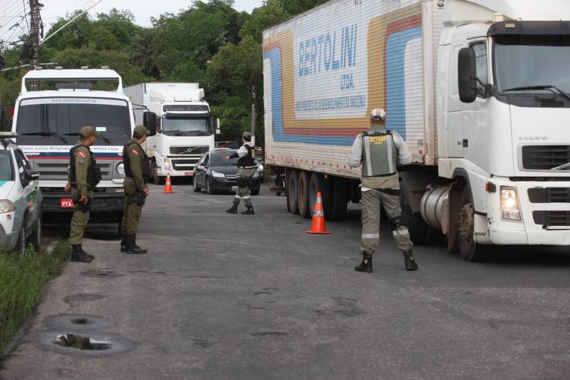 A Polícia Militar e agentes de Departamento de Trânsito do Pará (Detran) realizaram a Operação “Ônibus Seguro” no final a tarde desta terça-feira (08), na avenida Pedro Álvares Cabral. 

FOTO: CARLOS SODRÉ / AG. PARÁ
DATA: 08.05.2018
BELÉM - PARÁ <div class='credito_fotos'>Foto: CARLOS SODRÉ / AG. PARÁ    |   <a href='/midias/2018/originais/b7db0960-7c5c-4fbf-bd6b-70f570594ffd.jpg' download><i class='fa-solid fa-download'></i> Download</a></div>
