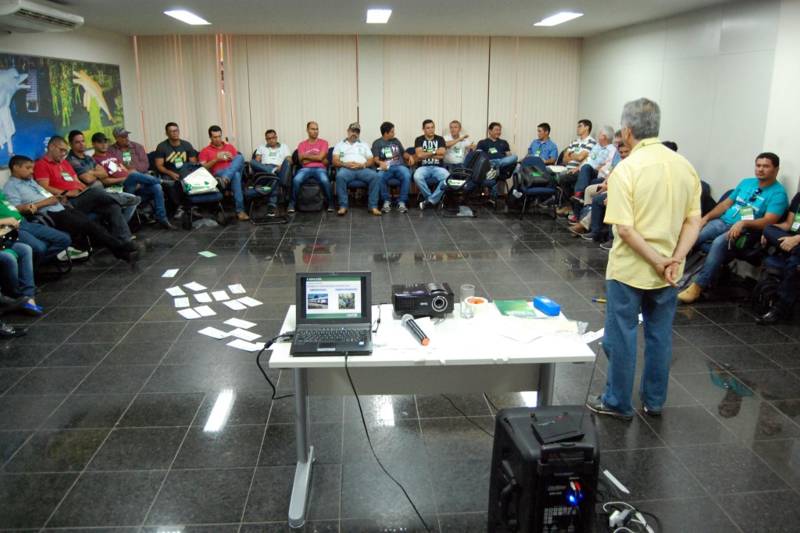 Iniciou nesta segunda-feira (19), em Santarém, na região oeste do estado, o primeiro Curso de Regularização de Unidade de Produção Familiar. Promovido pela Empresa de Assistência Técnica e Extensão Rural do Estado do Pará (Emater), o curso objetiva preparar as bases e capacitar os técnicos para o chamado pós-CAR (Cadastro Ambiental Rural), para identificar os passivos ambientais das propriedades e quais as providências a serem tomadas posteriormente. O treinamento é realizado no auditório do Centro Regional de Governo do Baixo Amazonas, com a presença de 34 técnicos da empresa das regiões do Xingu, Tapajós e Baixo Amazonas.
FOTO: ASCOM CRGSP
DATA: 19.11.2018
MARABÁ - PARÁ <div class='credito_fotos'>Foto: ASCOM CRGSP | <a href='/midias/2018/originais/b7dc7692-e314-4c5d-85f0-8a6b39b78228.jpg' download><i class='fa-solid fa-download'></i> Download</a></div>