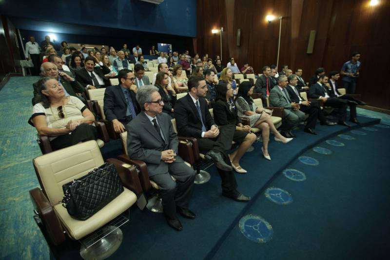 Foi realizada hoje (14/06) a cerimônia de posse (foto) da presidência do Tribunal Administrativo de Recursos Fazendários (TARF) para o biênio 2018/2020,  no auditório da Secretaria da Fazenda, Sefa, em Belém. O Tribunal é o órgão colegiado responsável pela solução de litígios entre a Fazenda Pública do Pará e os contribuintes de tributos estaduais, em segunda instância. Assumiu a presidência do TARF a auditora fiscal de receitas estaduais Roseli de Assunção Naves, que já atuou como conselheira no TARF e deixa a  Diretoria de Tributação da Sefa para assumir a nova função. Em seu discurso, ela agradeceu a indicação e pediu o apoio dos servidores para assumir o novo desafio,visando aprimorar as ações do contencioso fiscal. O secretário da Fazenda, Nilo Noronha, foi representado pela subsecretária de administração tributária, Rute Tostes, que presidiu a cerimônia. Ela destacou que a composição paritária do Tribunal, onde atuam servidores do Fisco e dos contribuintes, concorre para a justiça fiscal. “É inegável que na composição do TARF estão profissionais empenhados e capacitados”, disse ela.

FOTO: MÁCIO FERREIRA / AG. PARÁ
DATA: 14.06.2018
BELÉM - PARÁ <div class='credito_fotos'>Foto: MÁCIO FERREIRA/ AG. PARÁ   |   <a href='/midias/2018/originais/b7fc70e8-7d53-4b7b-b3e1-f88f579f4098.jpg' download><i class='fa-solid fa-download'></i> Download</a></div>