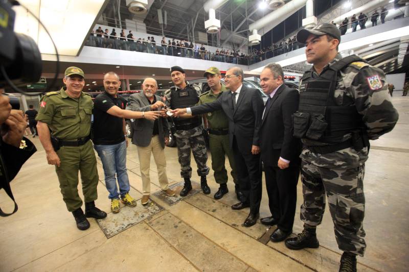 O Governo do Pará segue firme na política de prevenção e redução da criminalidade em todo o estado, com investimentos e o reforço de novos agentes que atuarão na segurança pública. Na tarde desta quinta-feira (22), os 474 aprovados em concurso público tomaram posse e receberam os equipamentos de trabalho. A cerimônia ocorreu no Hangar Convenções e Feiras da Amazônia, em Belém, e contou com a presença do governador Simão Jatene, entre outras autoridades.

FOTO: RODOLFO OLIVEIRA / AG. PARÁ
DATA: 22.03.2018
BELÉM - PARÁ <div class='credito_fotos'>Foto: Rodolfo Oliveira/Ag. Pará   |   <a href='/midias/2018/originais/b8012342-195f-4e44-88f5-239f84e5ab79.jpg' download><i class='fa-solid fa-download'></i> Download</a></div>