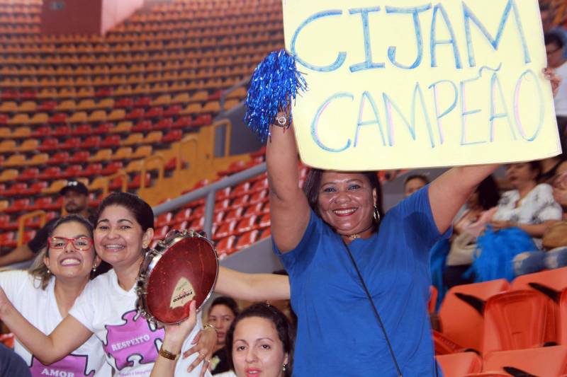 Mais de 60 adolescentes e jovens em cumprimento de medida socioeducativa no Pará conheceram as instalações da Arena Guilherme Paraense (o Mangueirinho), em Belém. O espaço recebeu os internos para o encerramento da II Olimpíada de Inverno da Socioeducação, evento criado com o objetivo de proporcionar atividades de esporte e cultura aos adolescentes em cumprimento de medida socioeducativa no Estado, além de promover o espírito esportivo e garantir maior integração entre os internos. A Arena sediou as finais do futsal feminino e masculino, além de apresentações culturais que marcaram o encerramento da atividade promovida pela Fundação de Atendimento Socioeducativo do Pará (Fasepa), por meio do Projeto Ressignificando Caminhos na Socioeducação.
FOTO: ALBERTO PASSOS / ASCOM FASEPA
DATA: 28.03.2018
BELÉM - PARÁ <div class='credito_fotos'>Foto: ALBERTO PASSOS/ ASCOM FASEPA | <a href='/midias/2018/originais/b8066246-d3e9-4d82-972d-6c9ba23e42c8.jpg' download><i class='fa-solid fa-download'></i> Download</a></div>